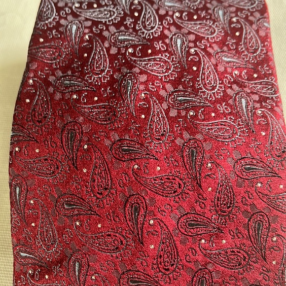 Villa Ponti Silk Necktie. Red with silver paisley pattern - Picture 2 of 4